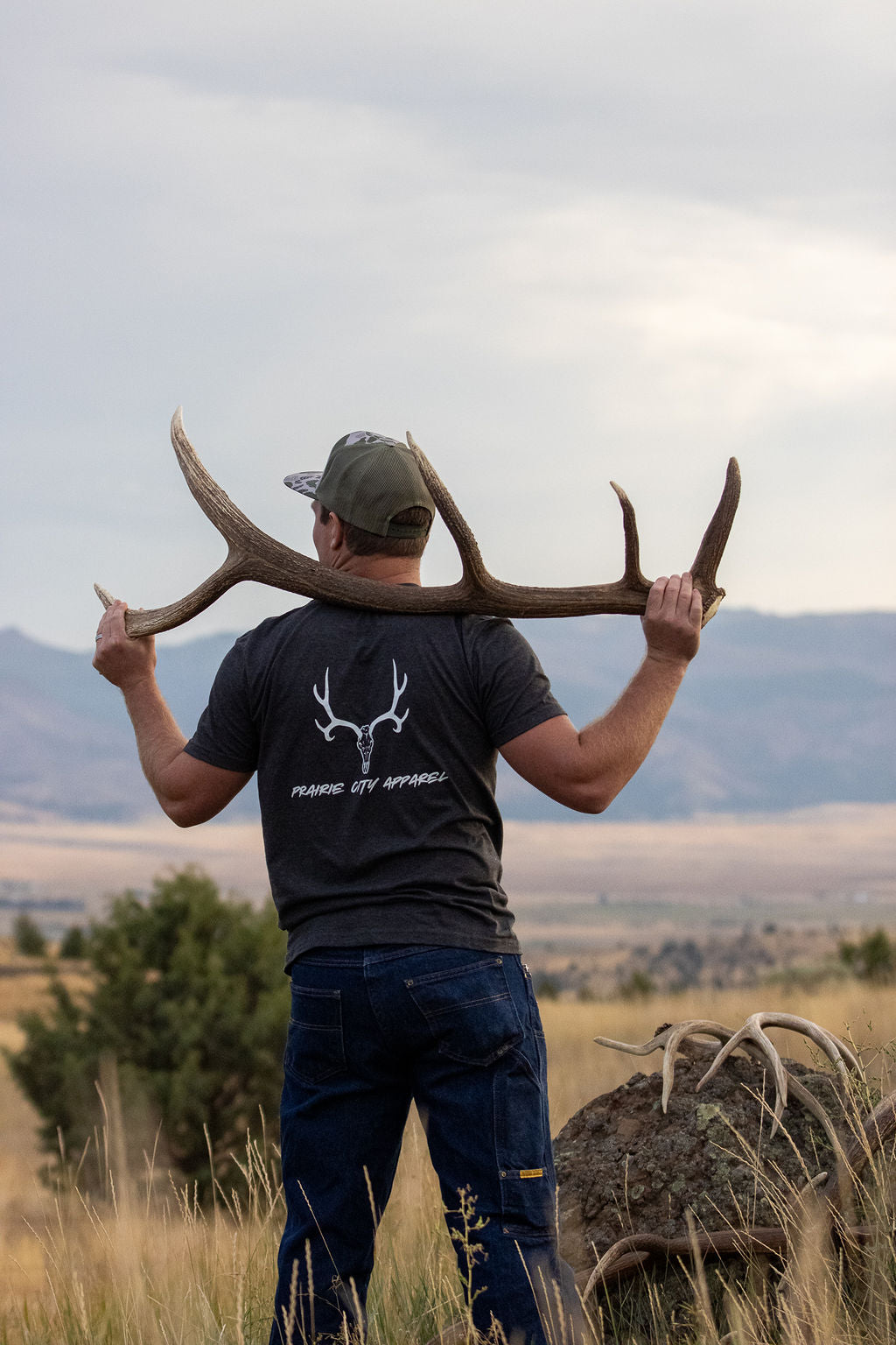 Prairie City Apparel Mule Deer Skull T-Shirt – Dark Heather Gray