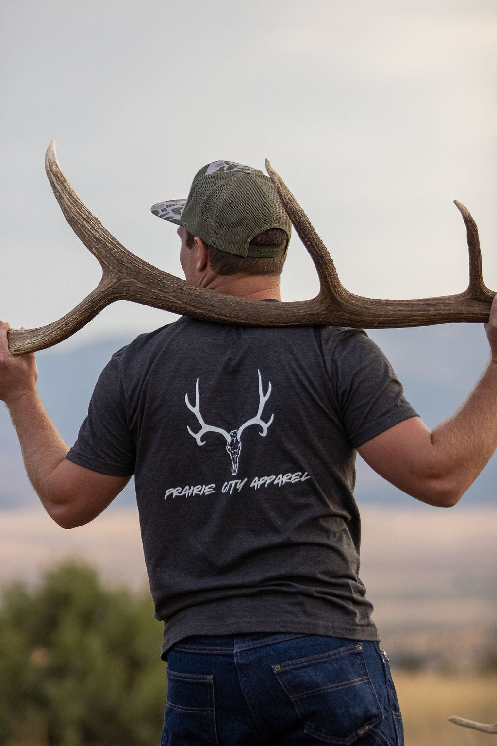 Prairie City Apparel Mule Deer Skull T-Shirt – Dark Heather Gray