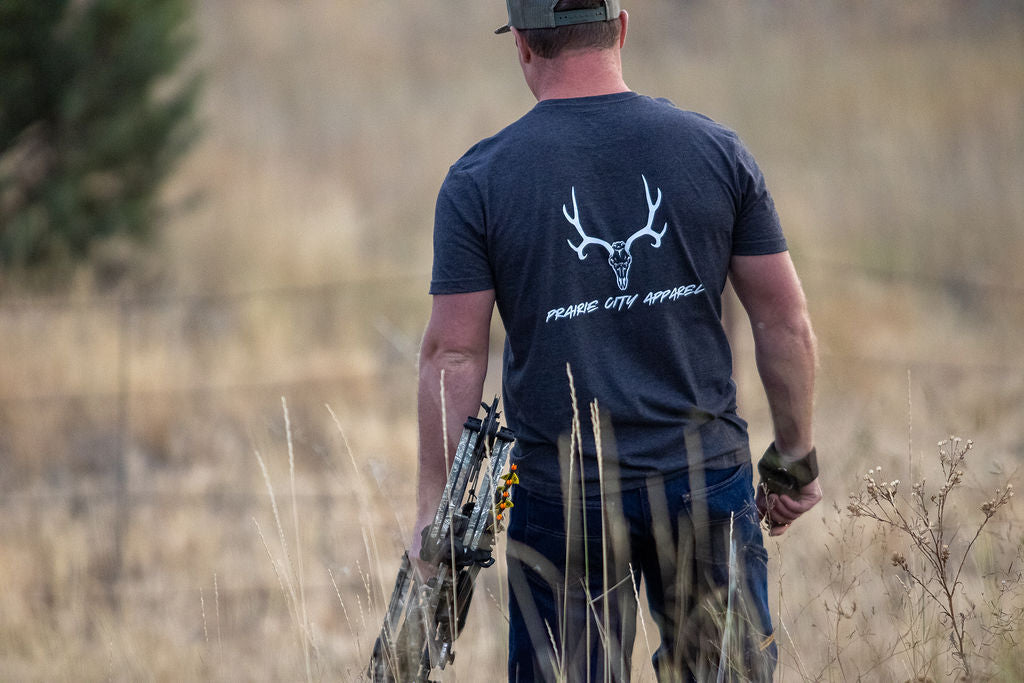 Prairie City Apparel Mule Deer Skull T-Shirt – Dark Heather Gray