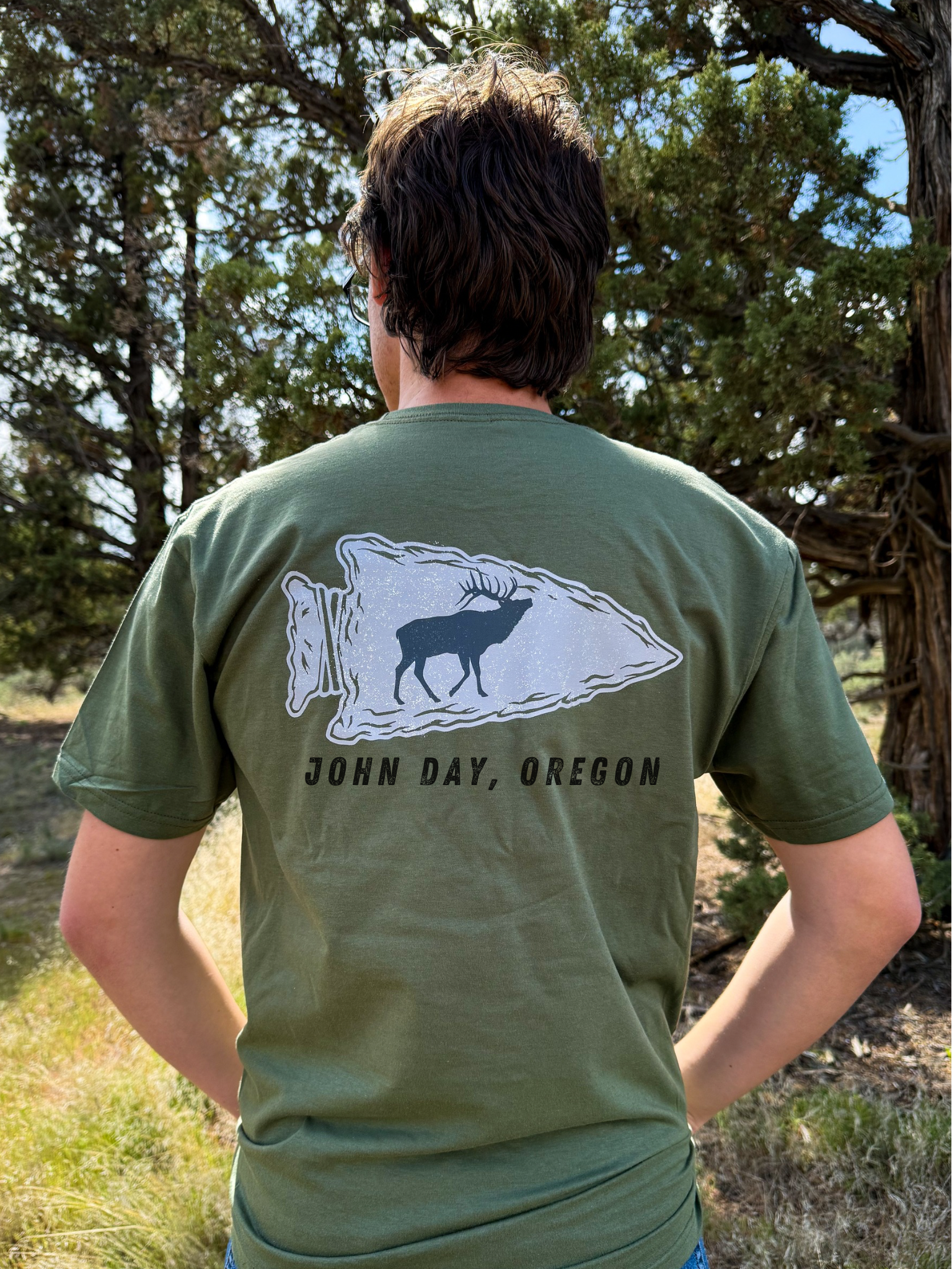 John Day Oregon Arrowhead Elk Hunting Unisex Graphic Tee - Military Green